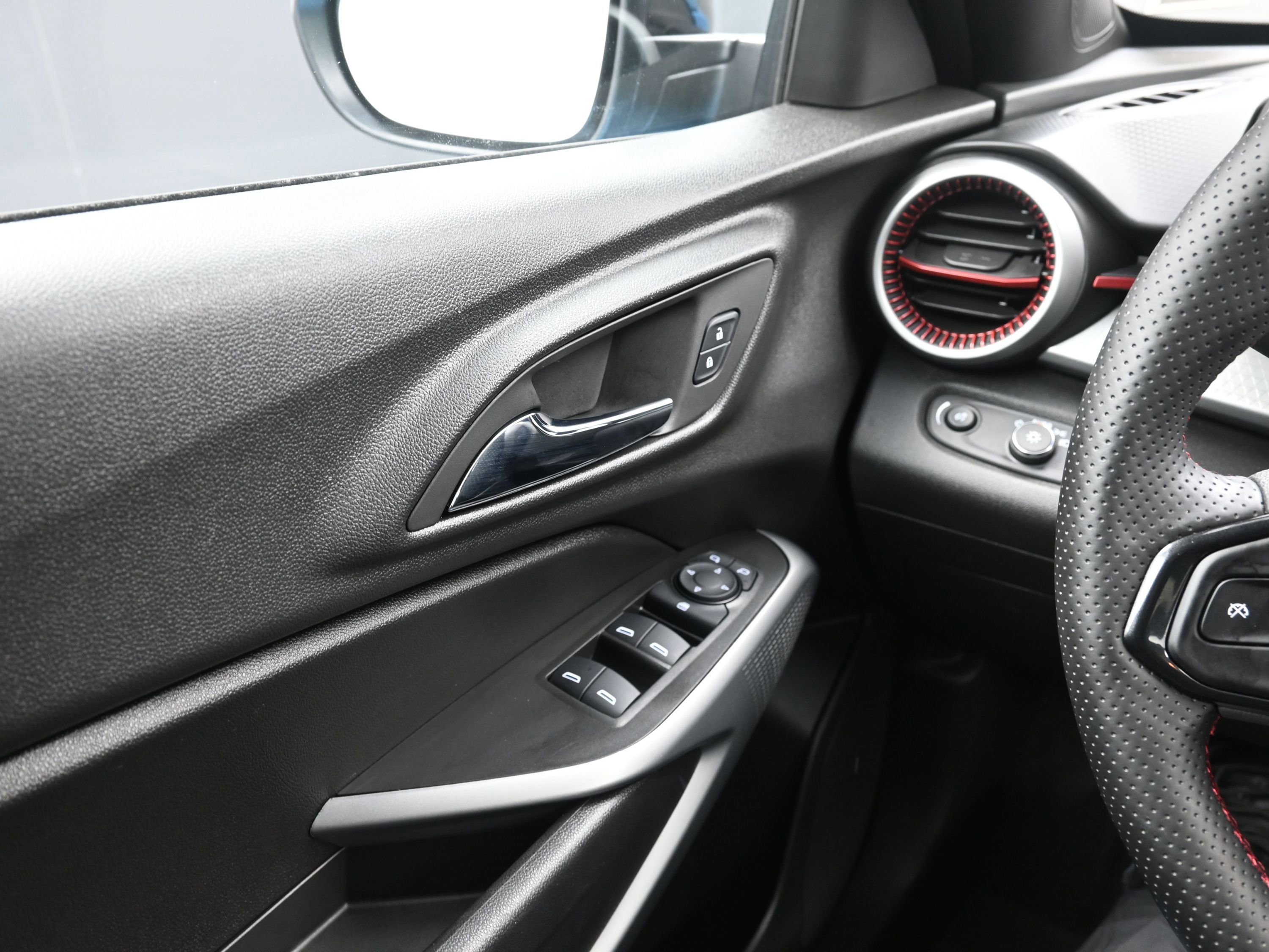 Used 2025 Chevrolet Trax RS image 29