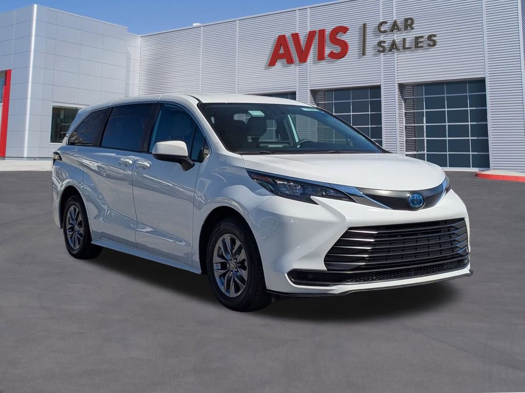 Used 2025 Toyota Sienna LE image 9