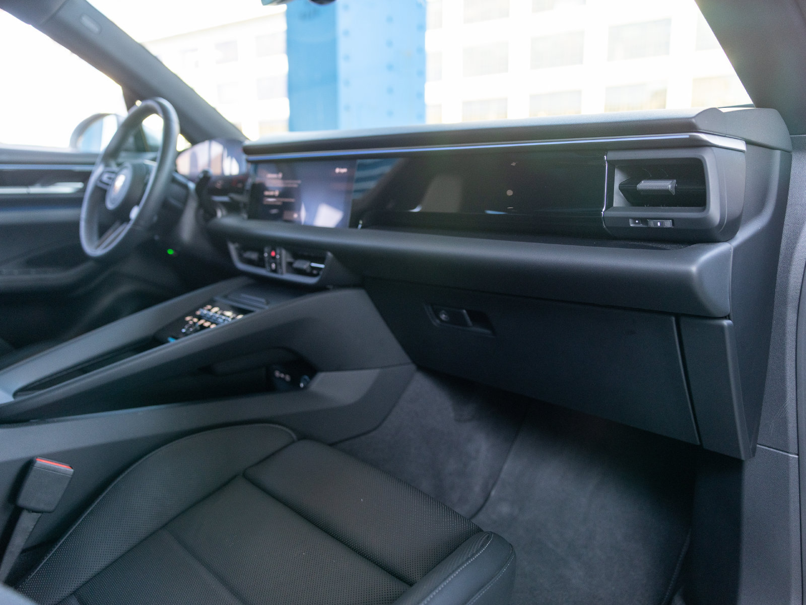 Certified 2025 Porsche Macan 4S Electric AWD/4WD image 31