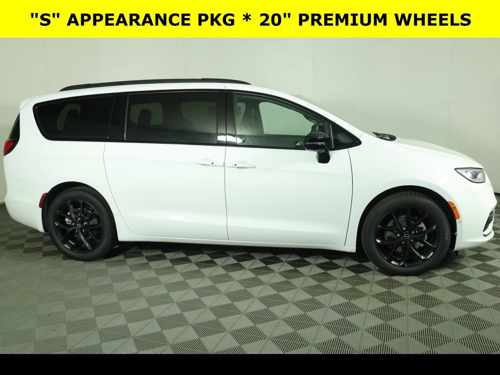 New 2026 Chrysler Pacifica Limited w/ S Appearance Package image 7