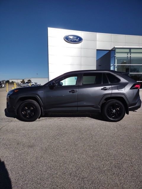 Used 2019 Toyota RAV4 LE image 2