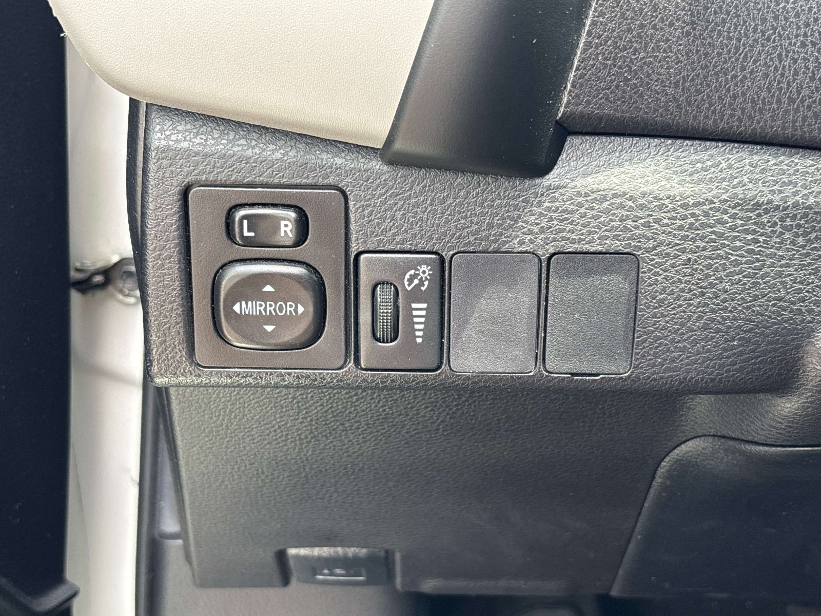 Used 2018 Toyota Corolla LE FWD image 13