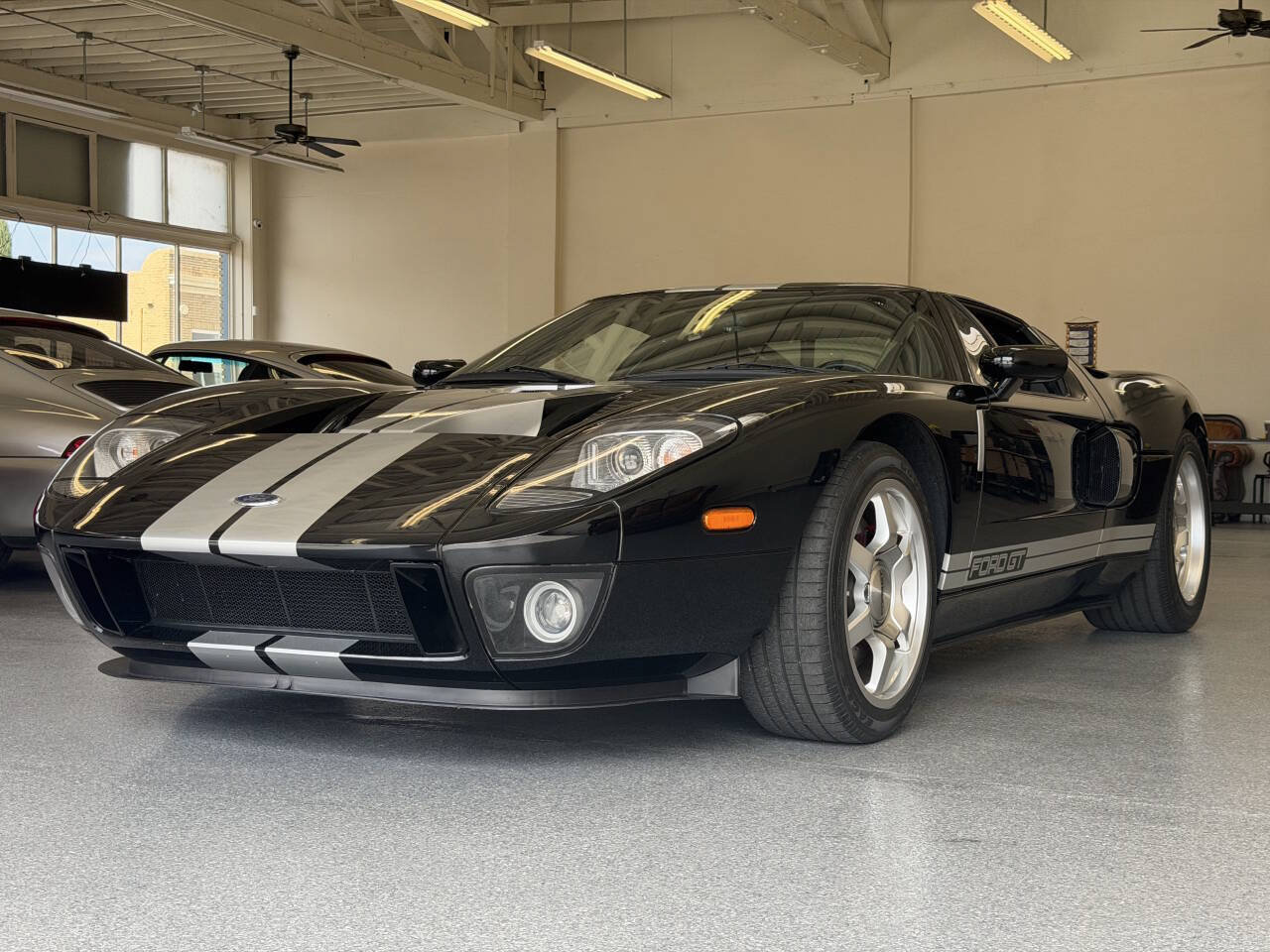 Used 2005 Ford GT RWD image 5