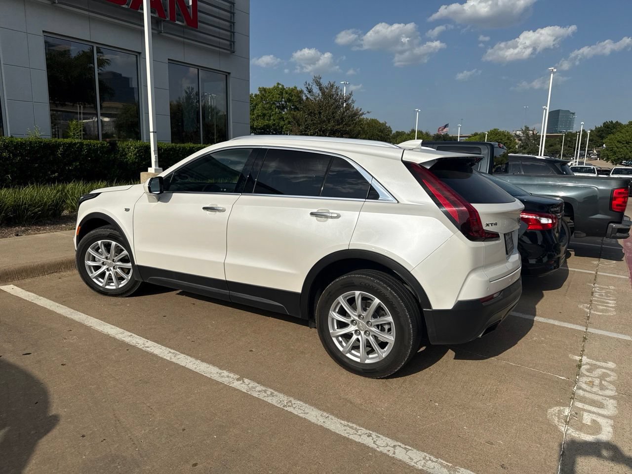 Used 2022 Cadillac XT4 Luxury FWD image 2