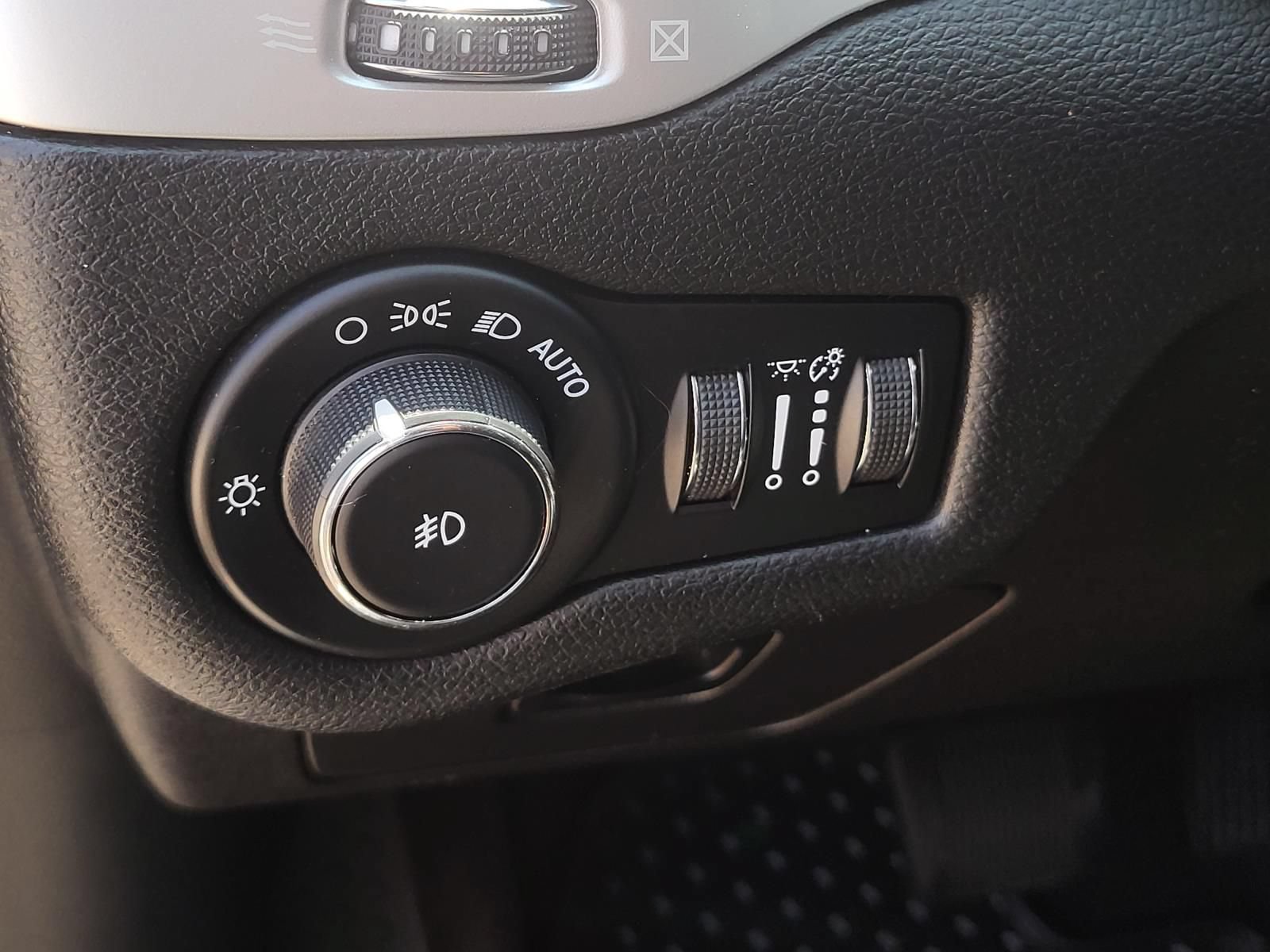 Used 2018 Jeep Cherokee Latitude Plus w/ Cold Weather Group FWD image 21