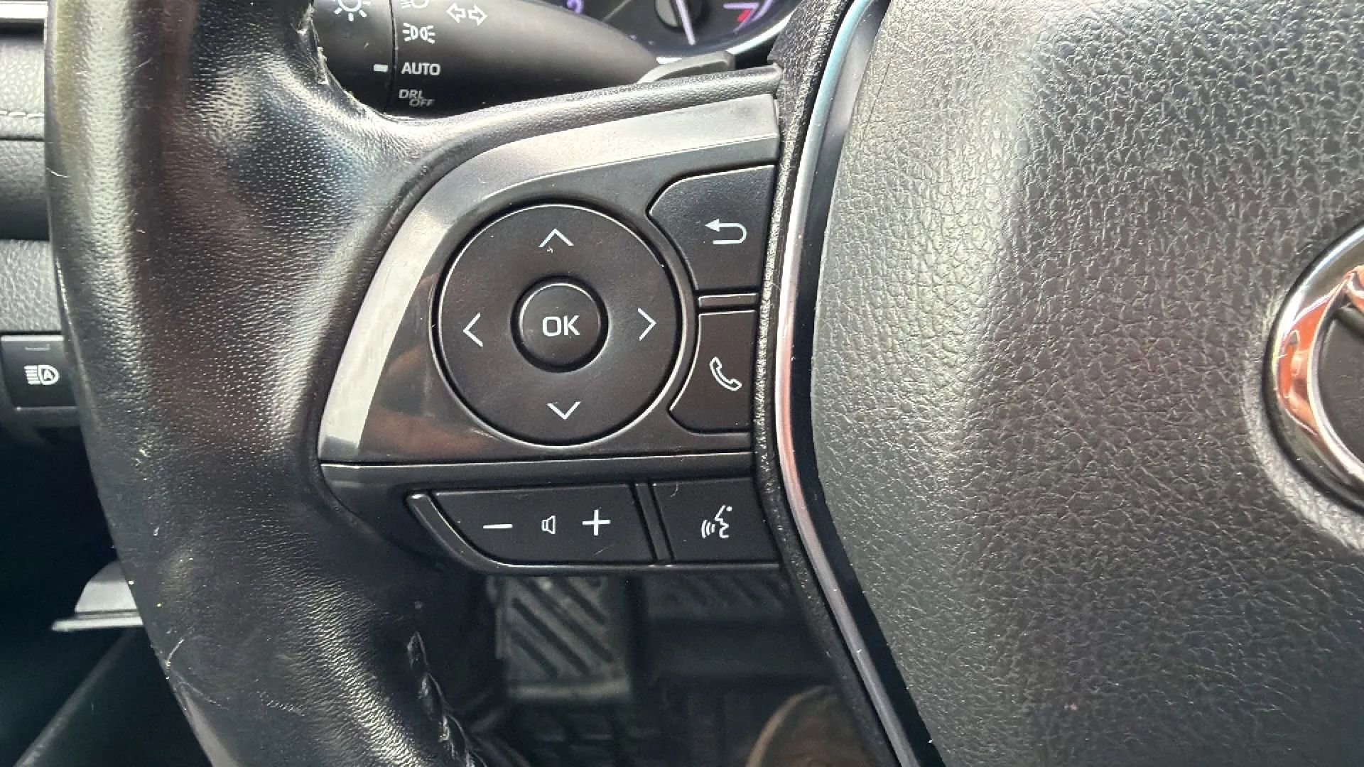 Used 2019 Toyota Camry SE FWD image 12