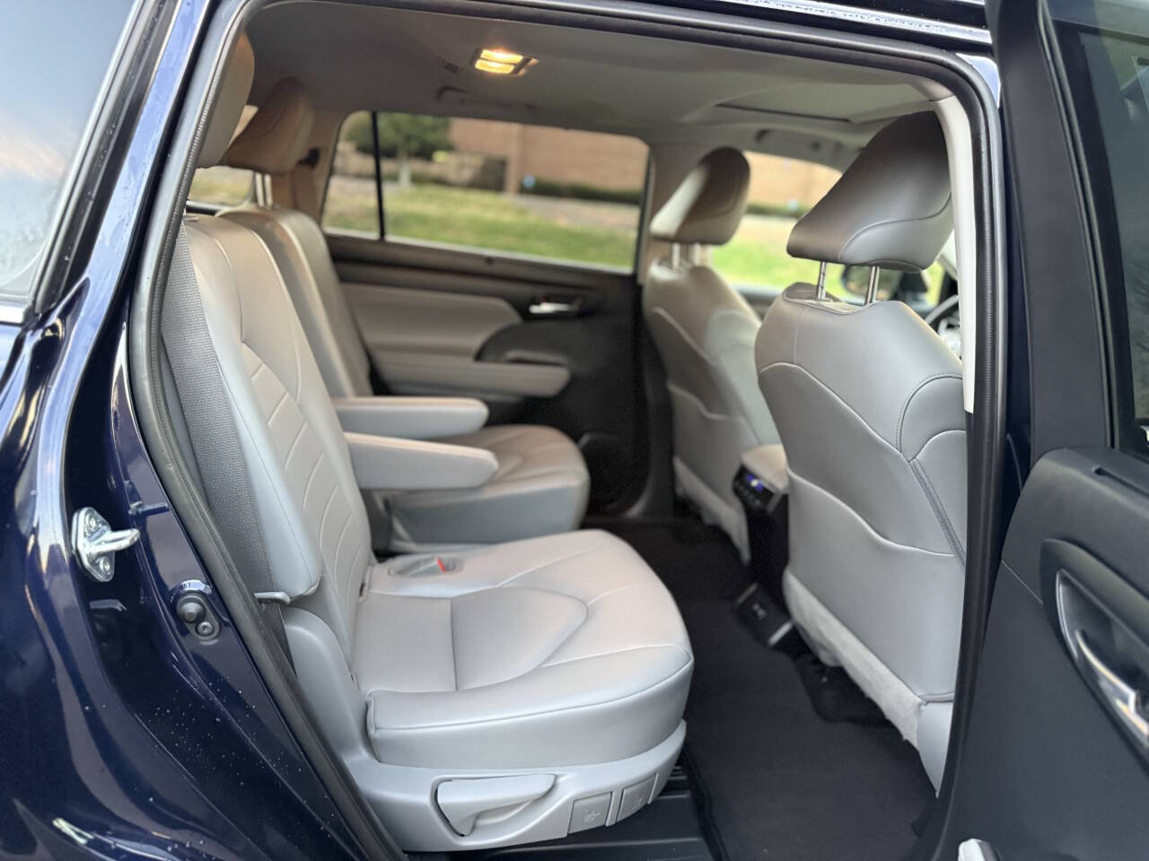 Used 2021 Toyota Highlander XLE FWD image 15