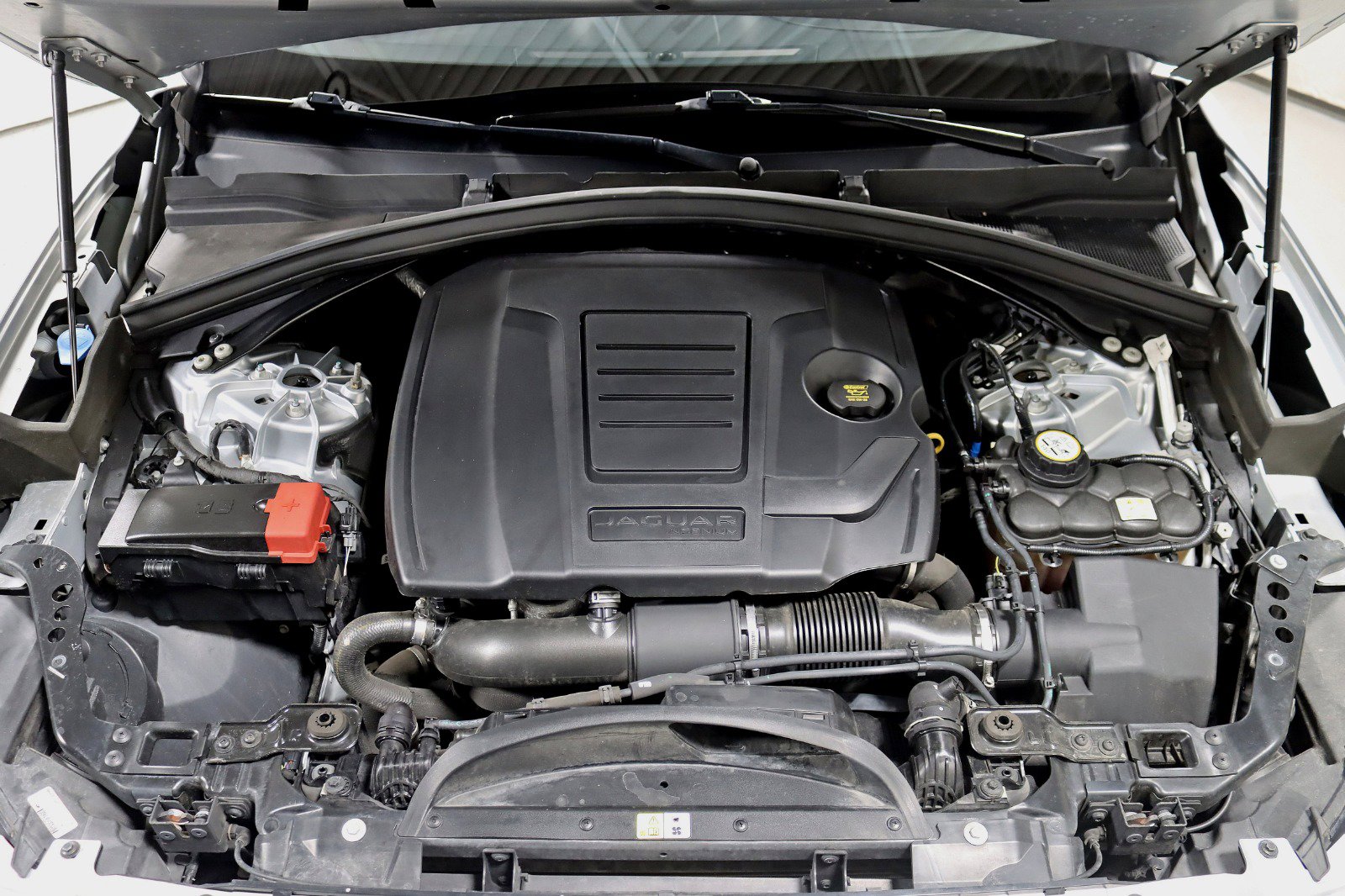 Used 2019 Jaguar F-PACE Premium image 39