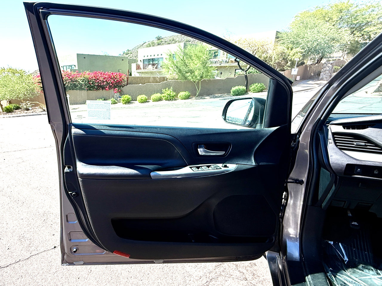 Used 2015 Toyota Sienna SE image 29