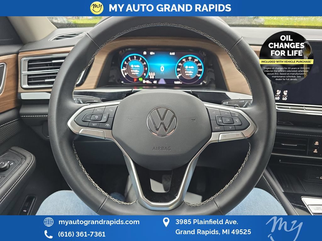 Used 2025 Volkswagen Atlas SE AWD/4WD image 13