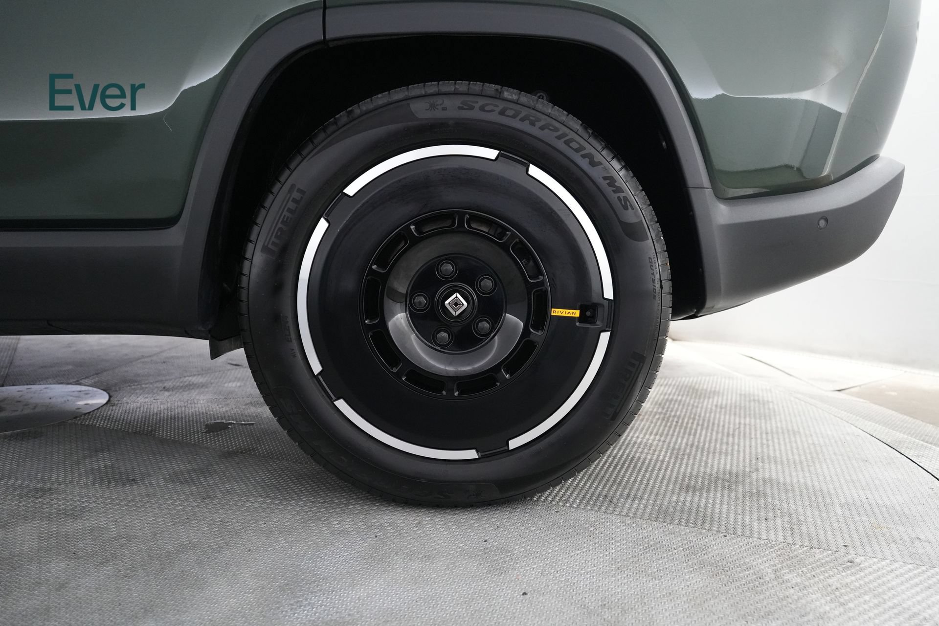 Used 2025 Rivian R1S Adventure AWD/4WD image 9