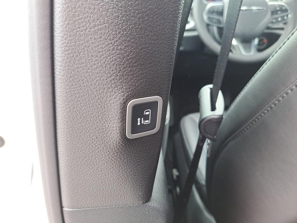 New 2026 Chrysler Pacifica Select FWD image 13