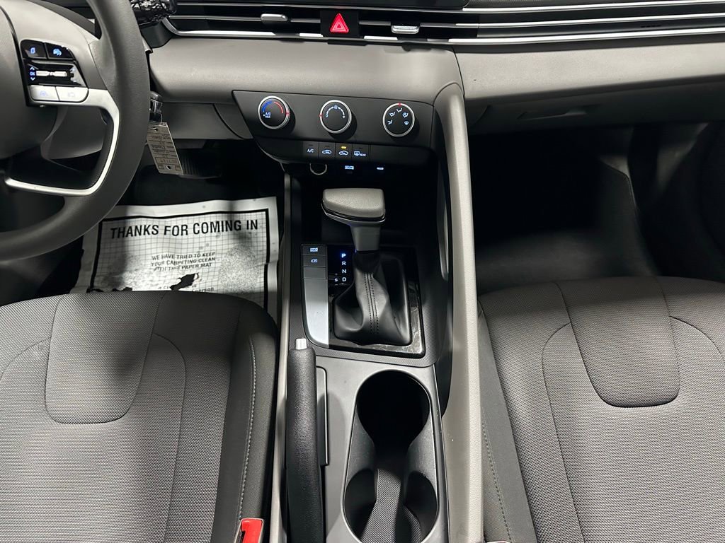 Used 2025 Hyundai Elantra SE image 33