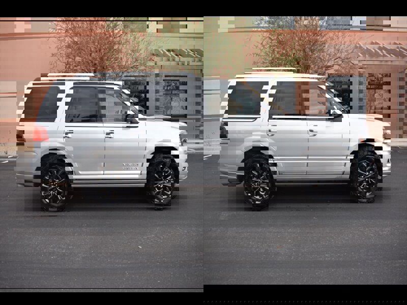 Used 2017 Lincoln Navigator Select image 1