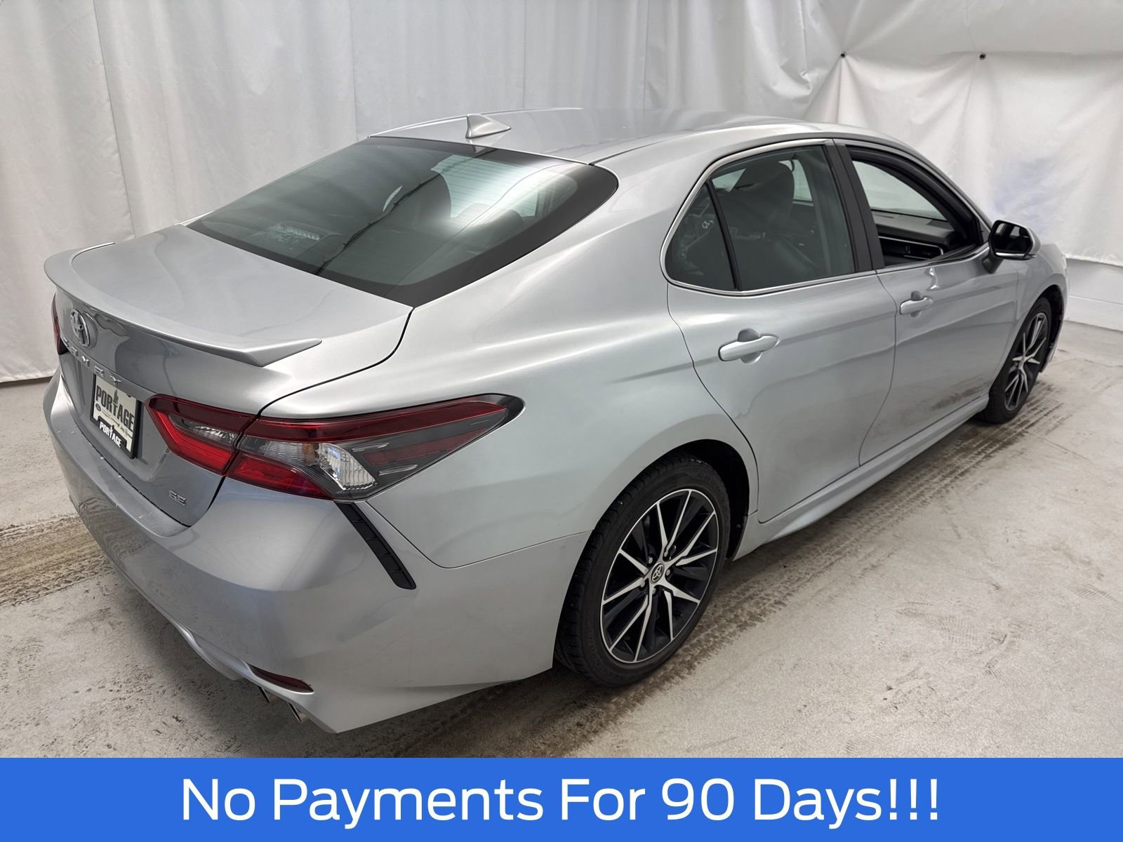 Used 2023 Toyota Camry SE image 3