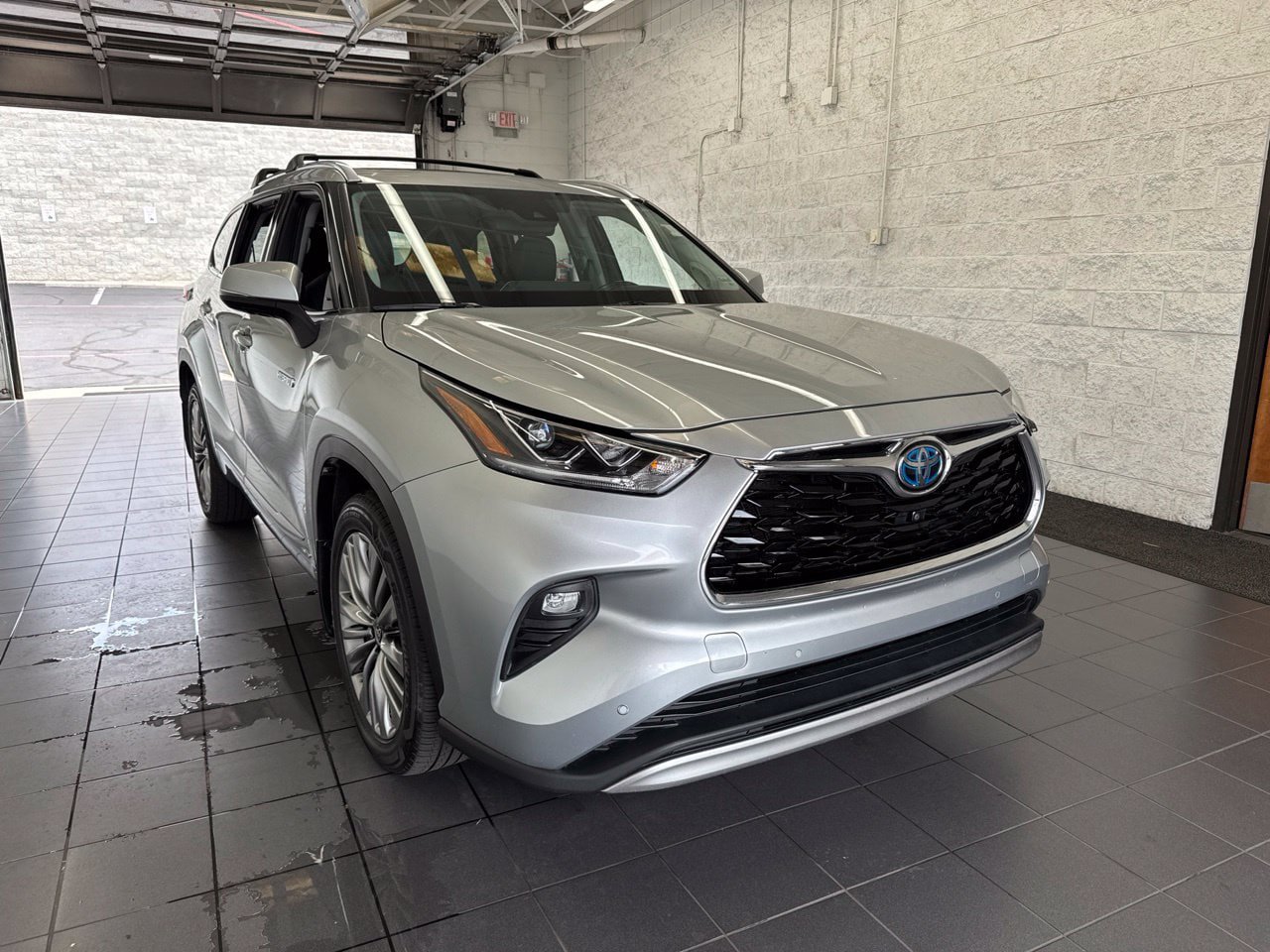 Used 2021 Toyota Highlander Platinum AWD/4WD image 2