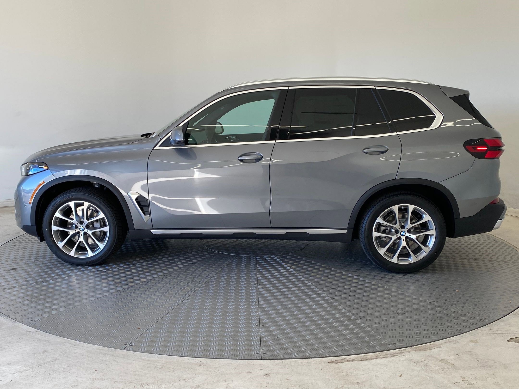 Used 2026 BMW X5 xDrive40i w/ Premium Package image 2