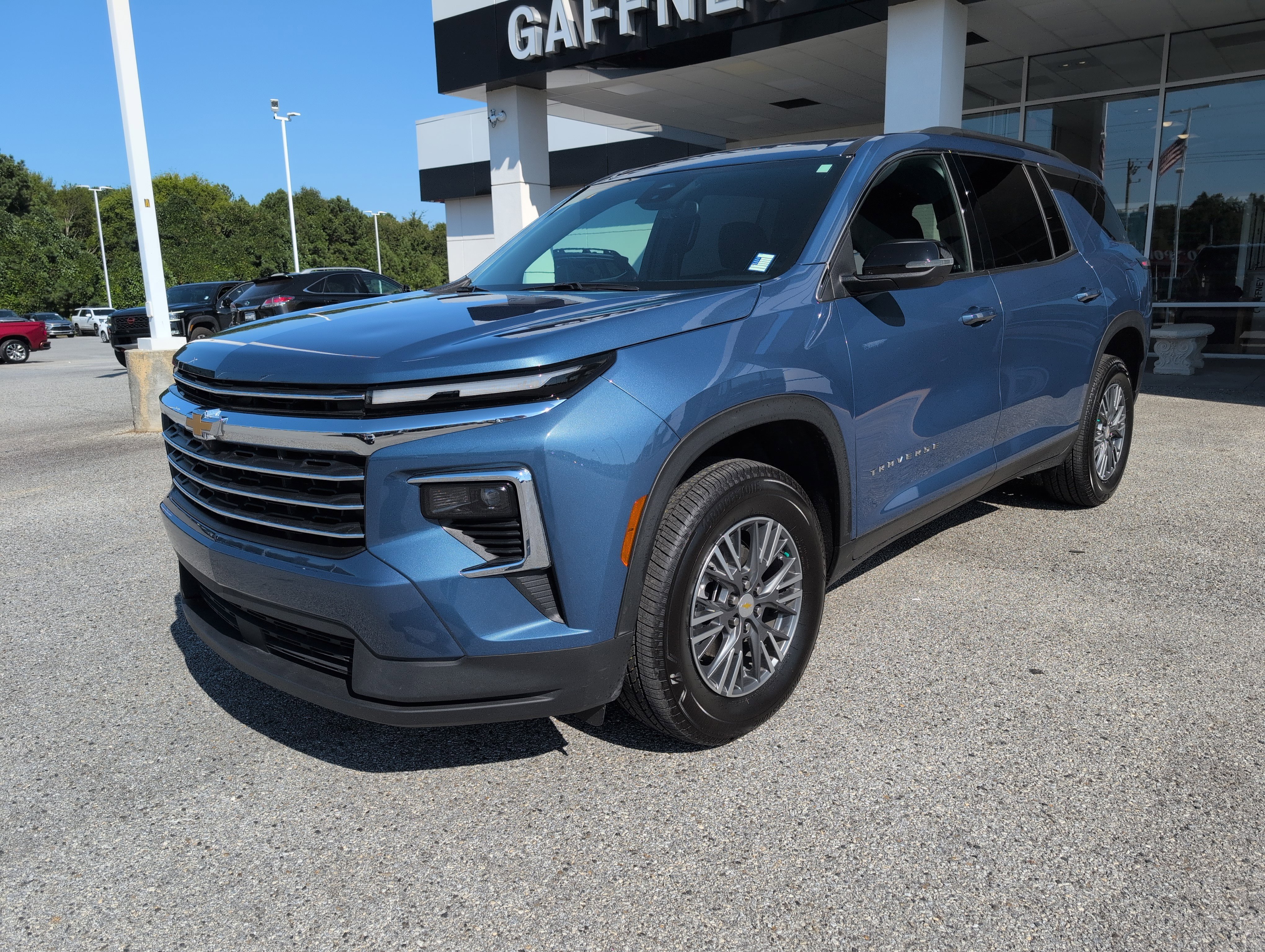 Used 2025 Chevrolet Traverse LT