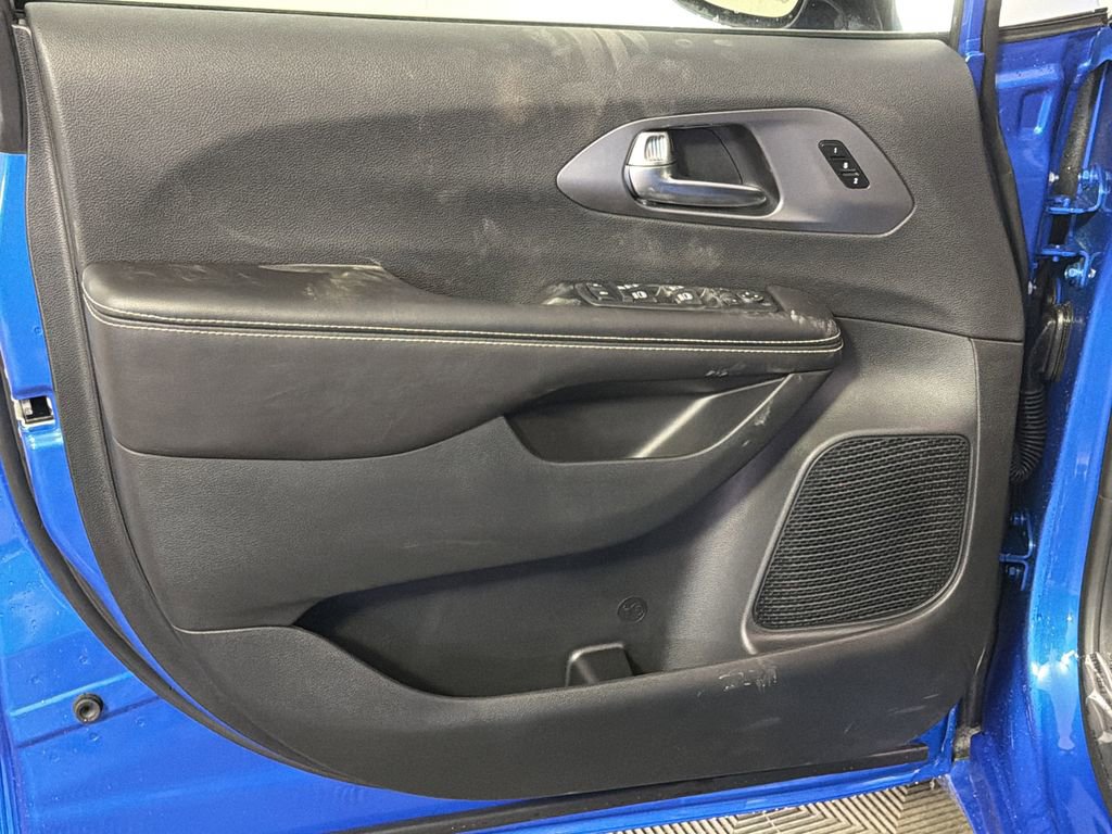 New 2026 Chrysler Pacifica Select image 8