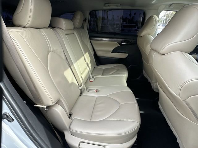 Used 2023 Toyota Highlander Limited image 28