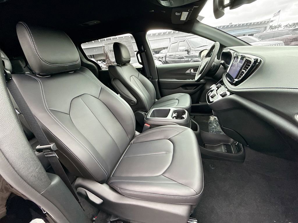 New 2026 Chrysler Pacifica Select FWD image 31