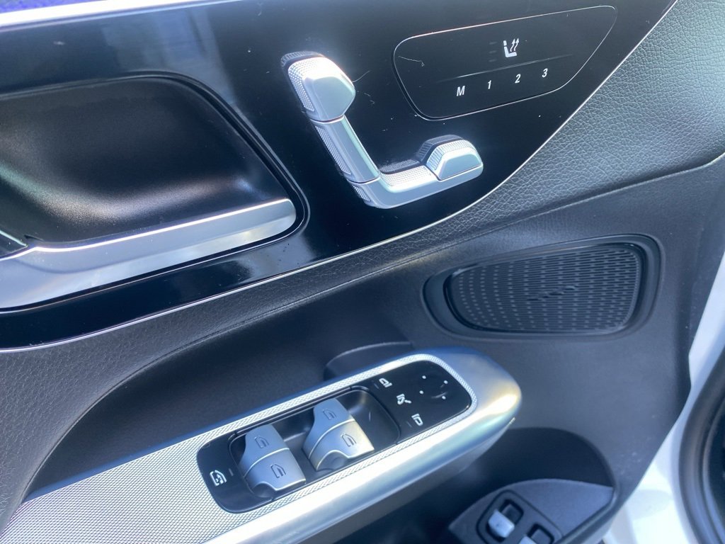 Used 2025 Mercedes-Benz GLC 350e 4MATIC image 12