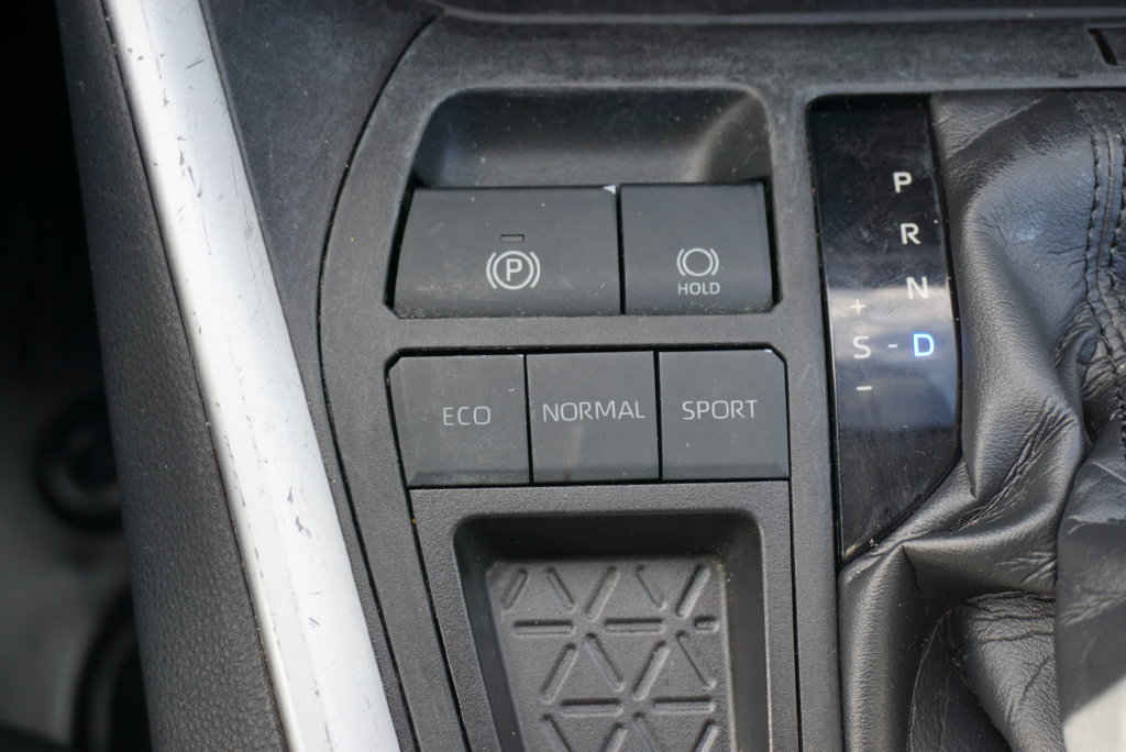 Used 2022 Toyota RAV4 LE FWD image 19