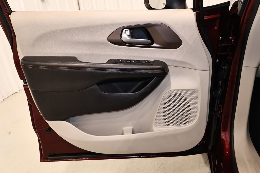 Used 2017 Chrysler Pacifica Touring image 10