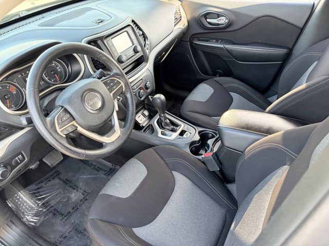 Used 2016 Jeep Cherokee Sport image 5