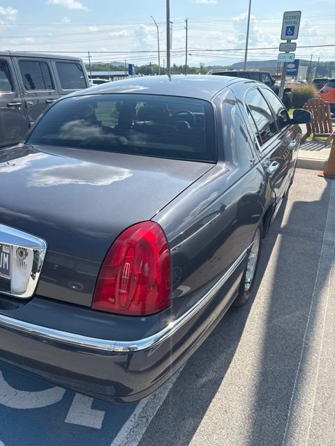 Used 1998 Lincoln Town Car Signature RWD image 17