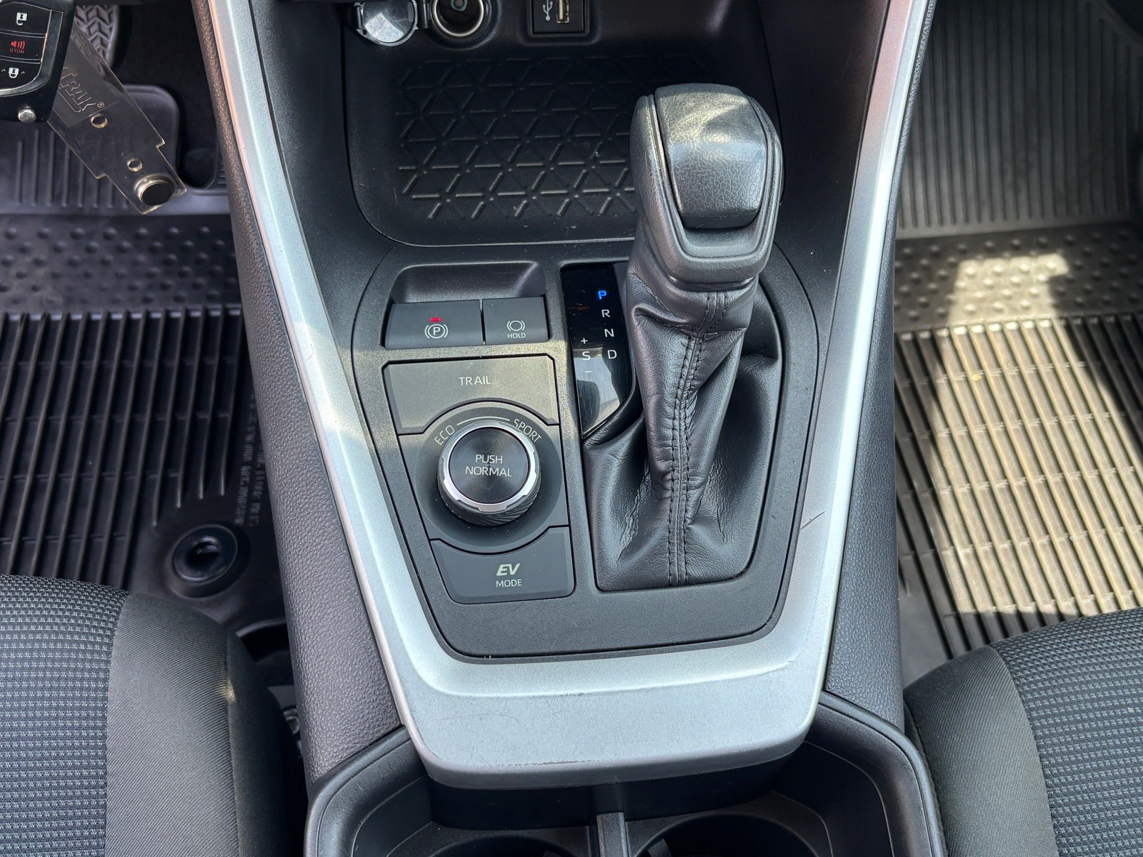 Used 2023 Toyota RAV4 LE AWD/4WD image 16