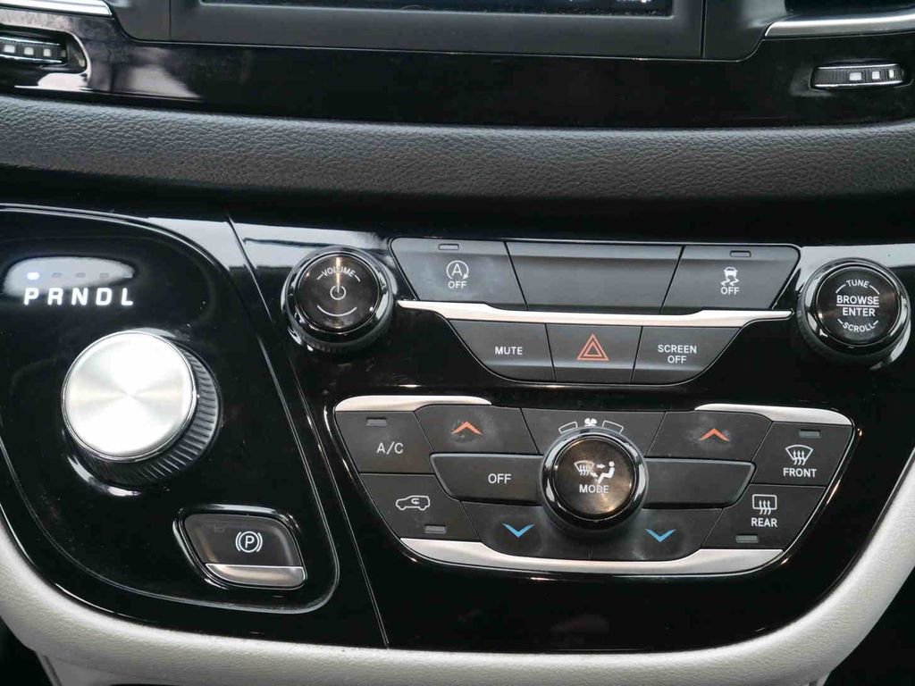 Used 2020 Chrysler Voyager LX image 8