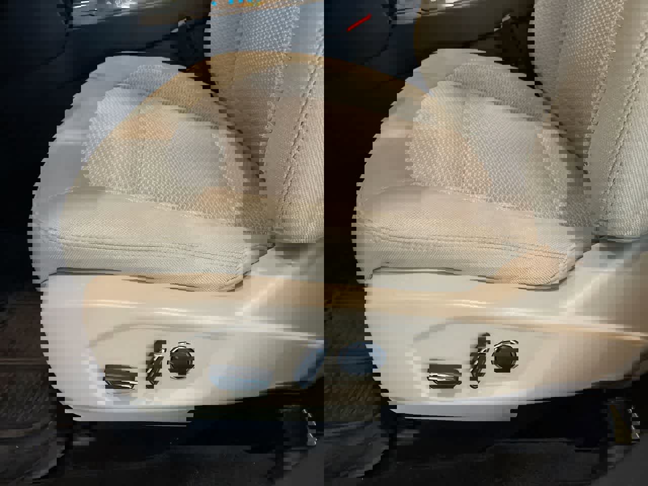 Used 2016 Ford Explorer XLT image 12