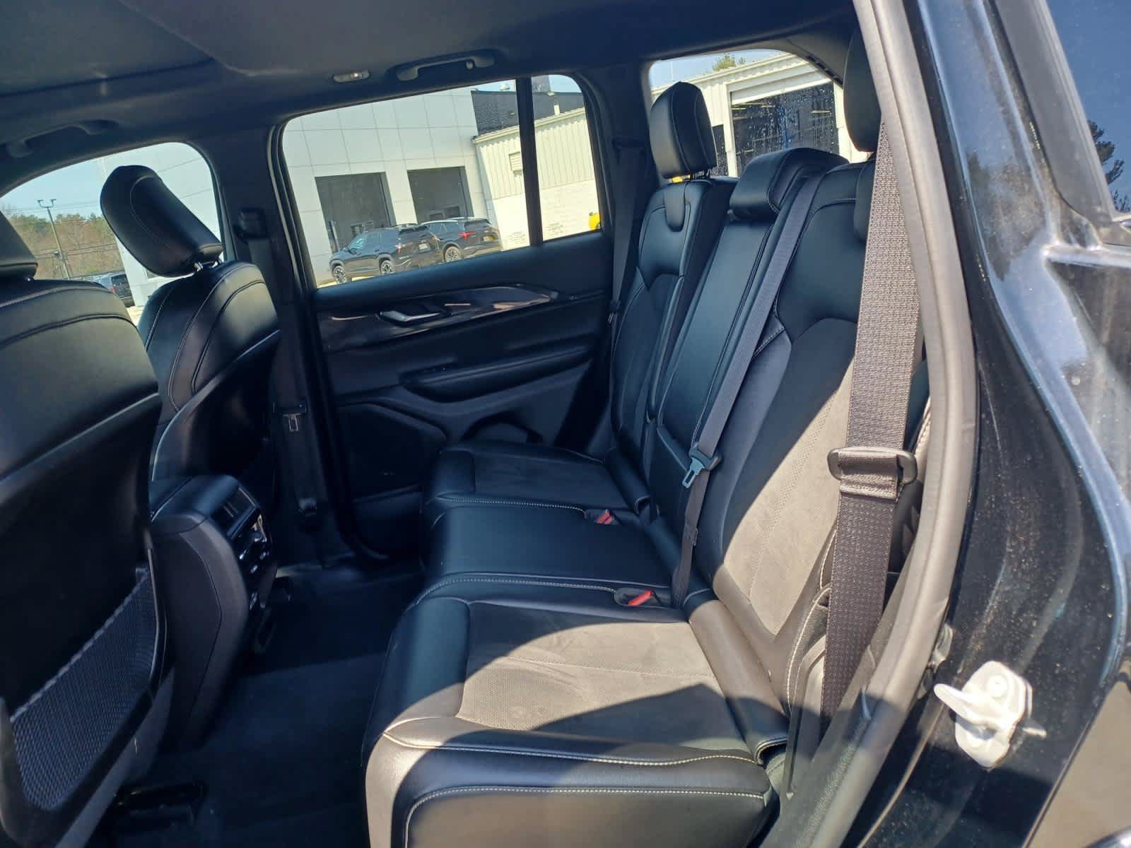 Used 2023 Jeep Grand Cherokee Altitude AWD/4WD image 19