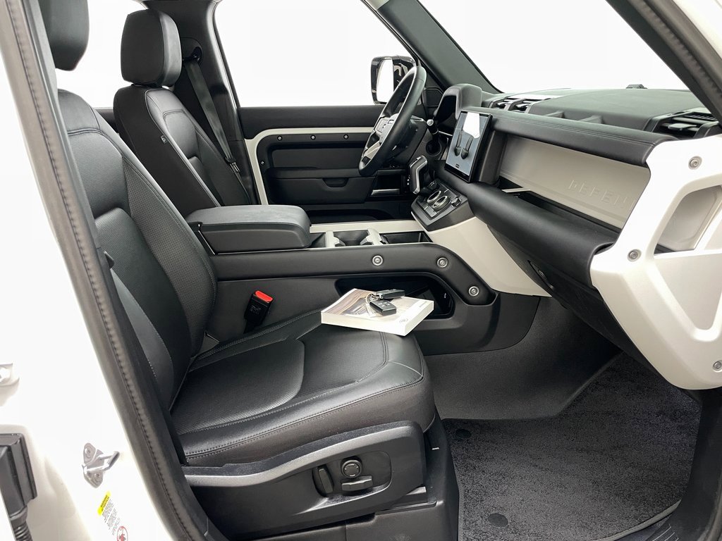 Used 2025 Land Rover Defender 110 S image 38