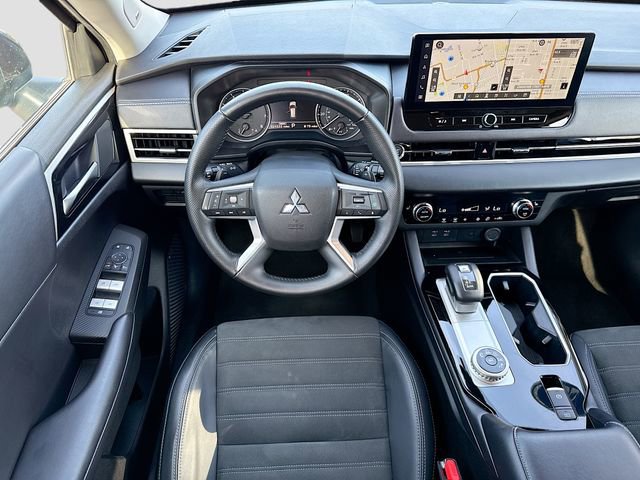 Used 2025 Mitsubishi Outlander SE FWD image 23