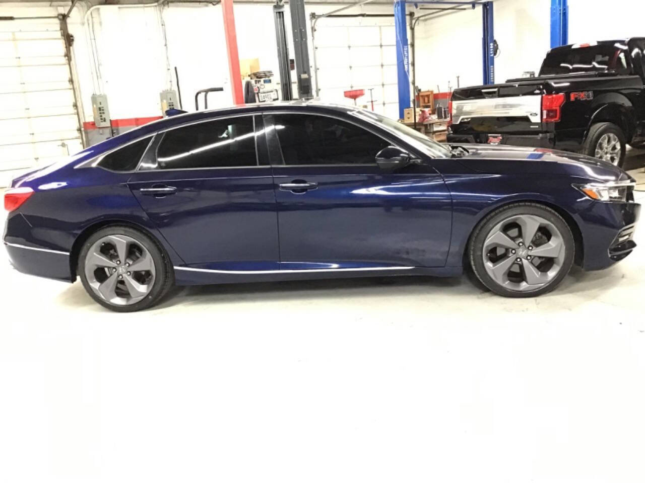 Used 2020 Honda Accord Touring image 3