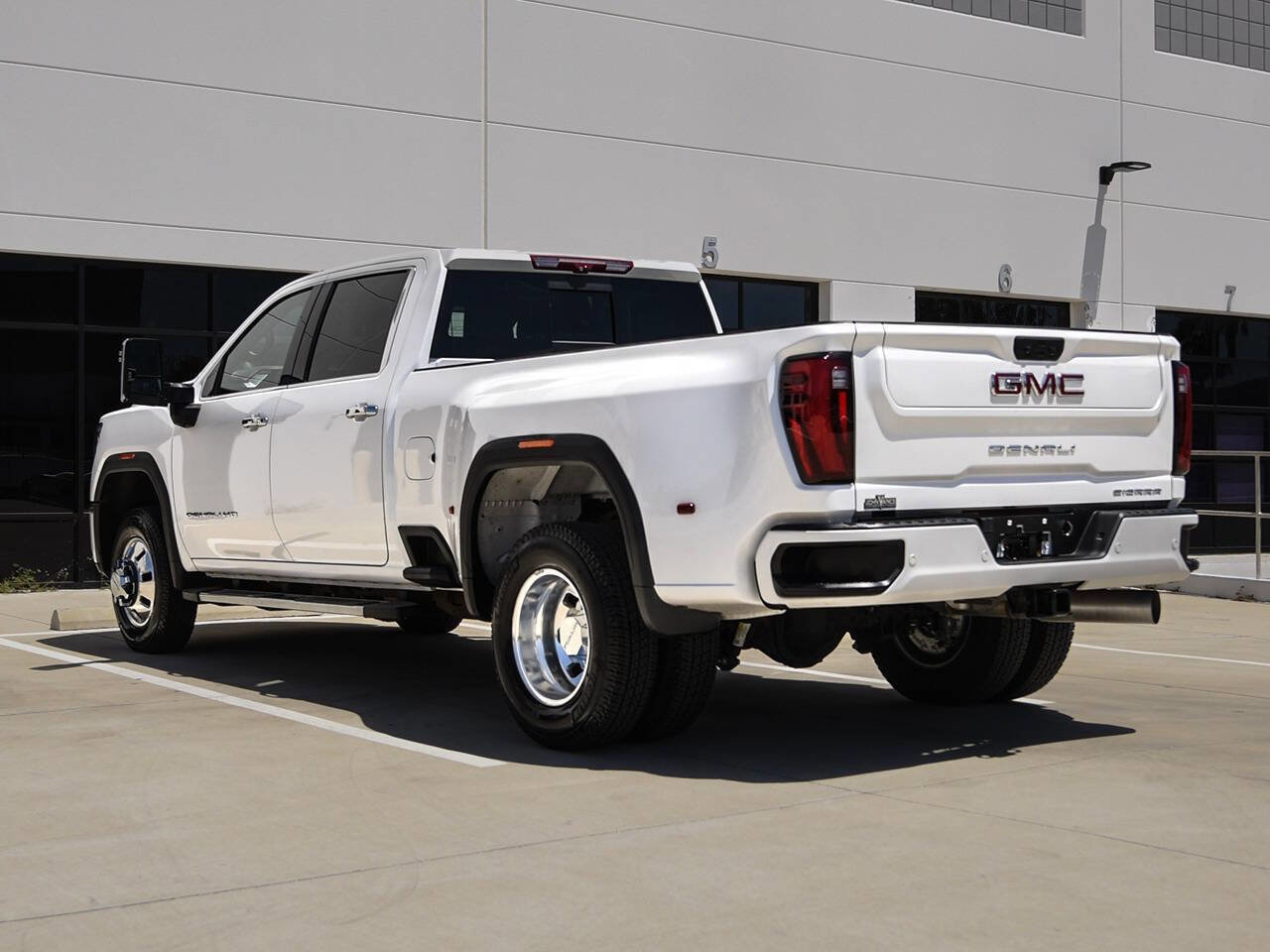 Used 2024 GMC Sierra 3500 Denali w/ Denali Reserve Package AWD/4WD image 7