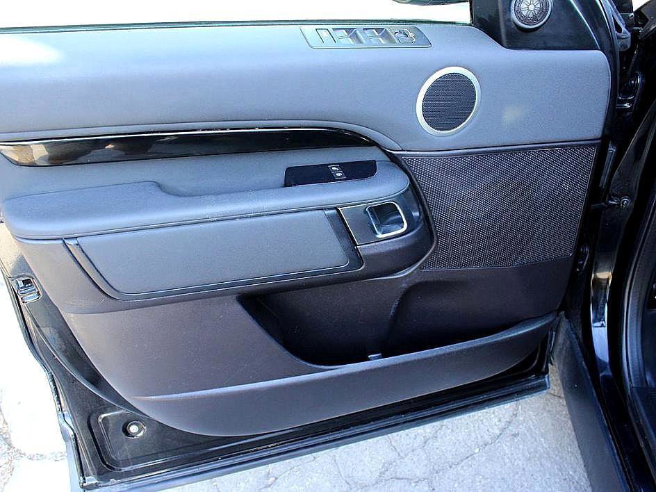 Used 2018 Land Rover Discovery SE image 3