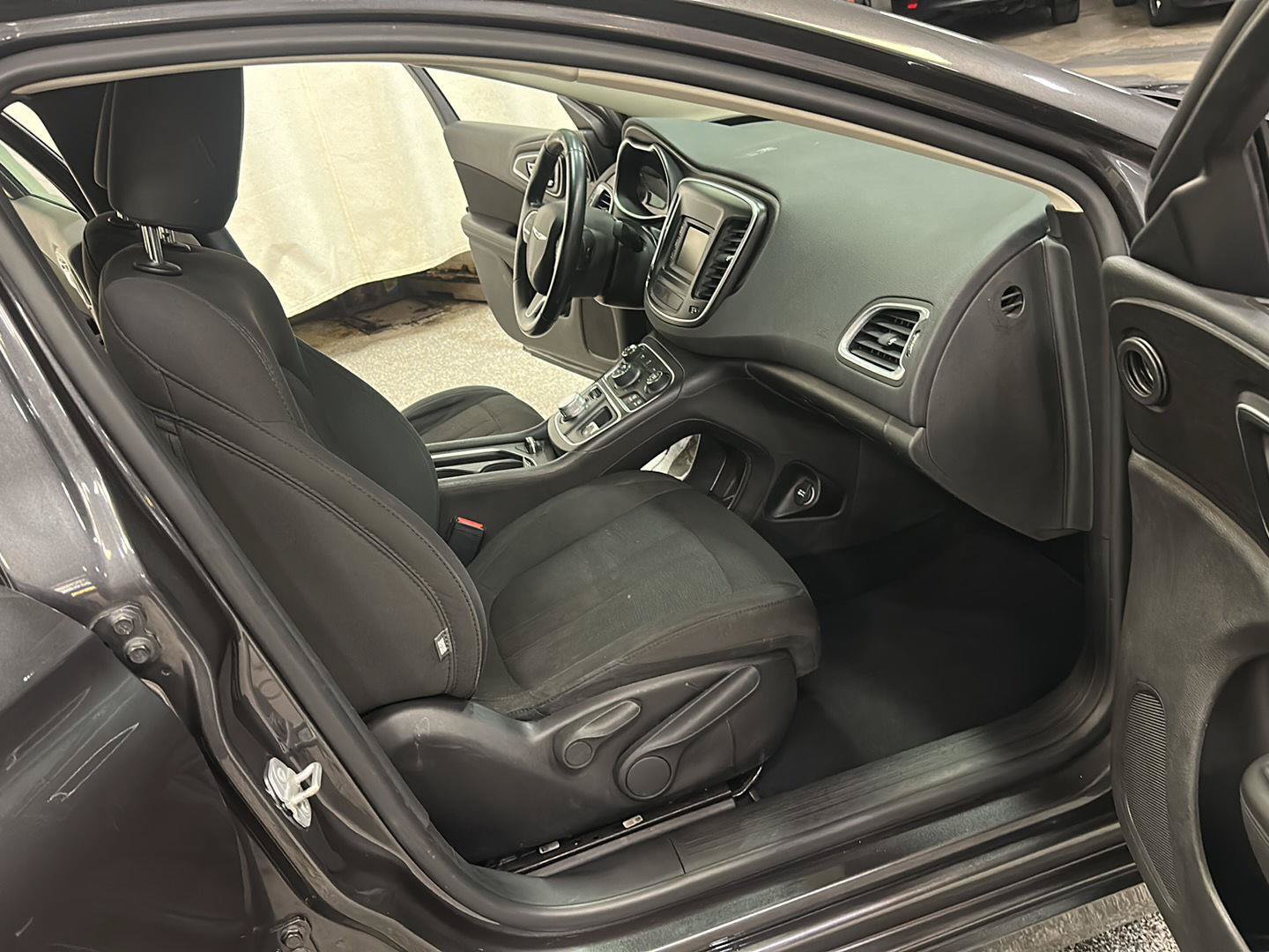 Used 2016 Chrysler 200 Limited w/ Convenience Group FWD image 28