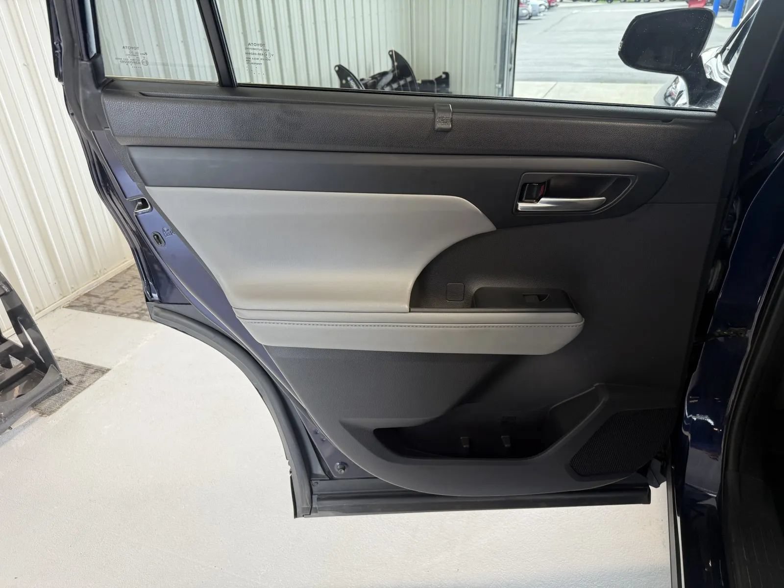 Used 2021 Toyota Highlander XLE AWD/4WD image 12