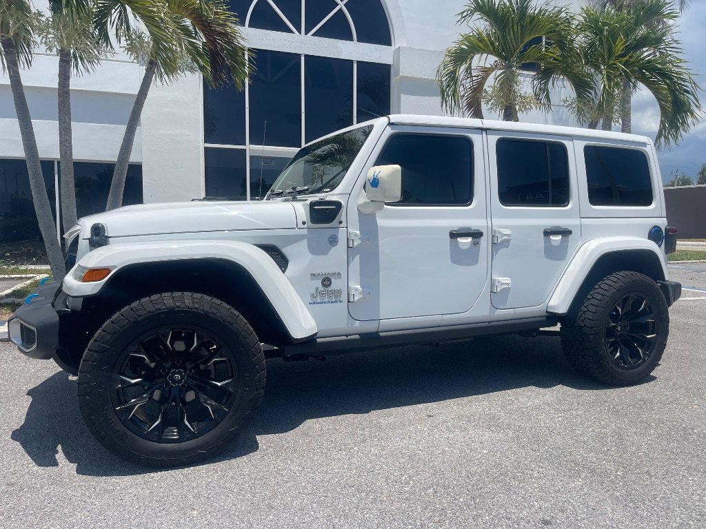 Used 2023 Jeep Wrangler Unlimited Sahara AWD/4WD image 3