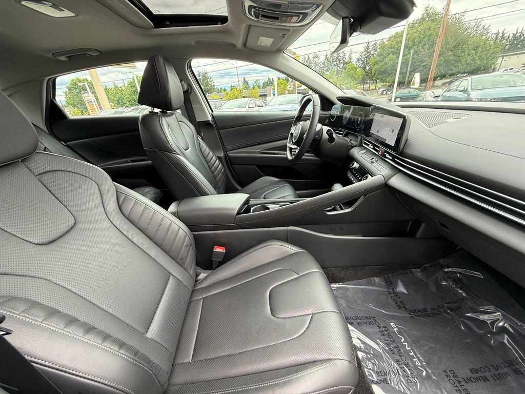Certified 2025 Hyundai Elantra Limited w/ Cargo Package FWD image 16