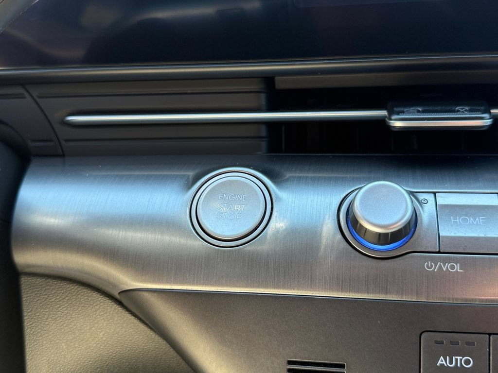 Certified 2025 Hyundai Kona SEL AWD/4WD image 28