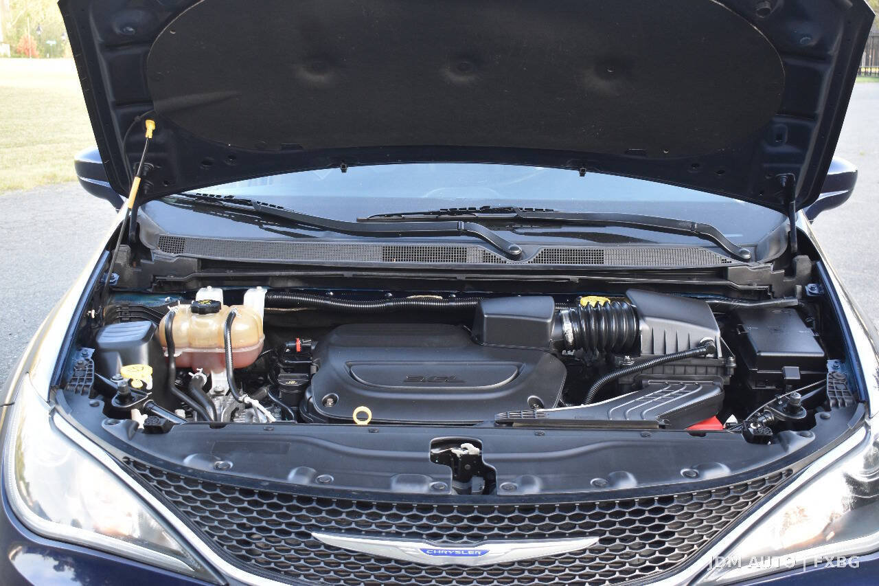 Used 2020 Chrysler Pacifica Touring-L FWD image 32