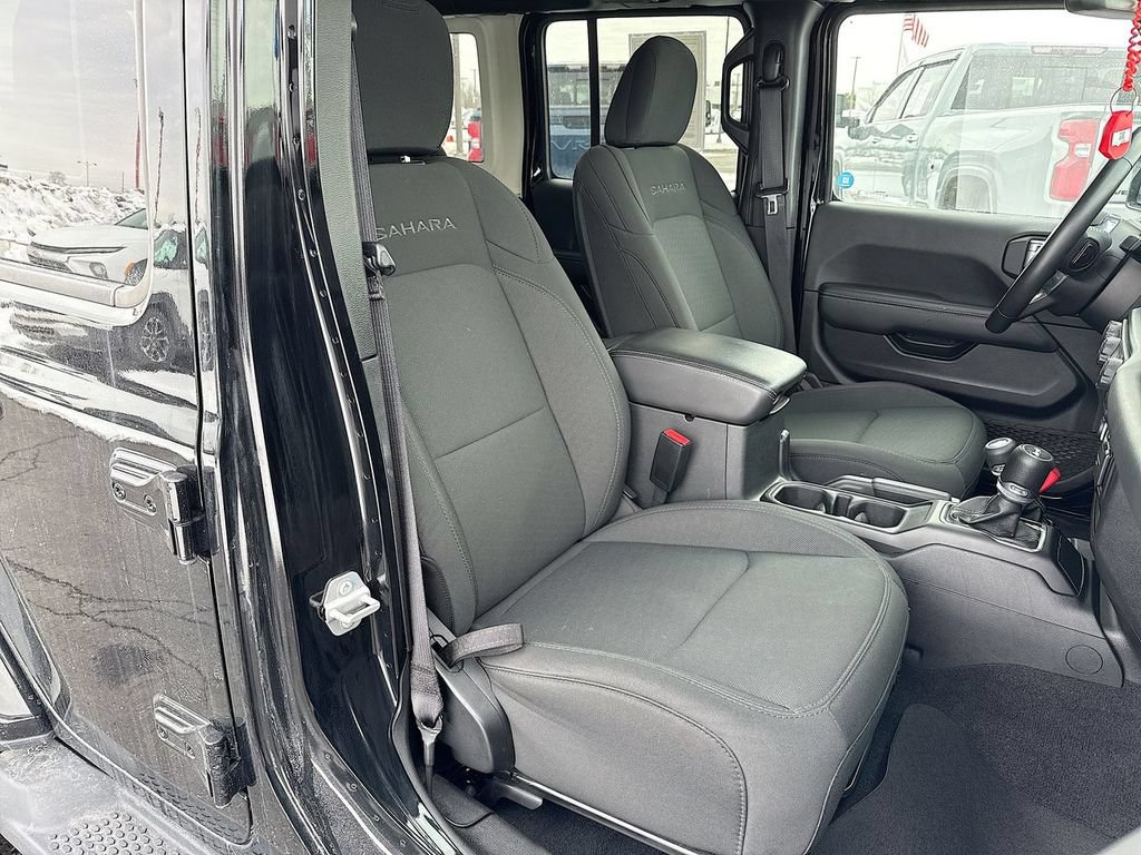 Used 2022 Jeep Wrangler Unlimited Sahara AWD/4WD image 25