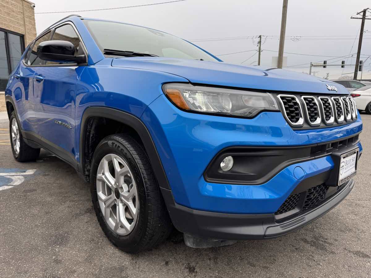 Used 2025 Jeep Compass Latitude image 3