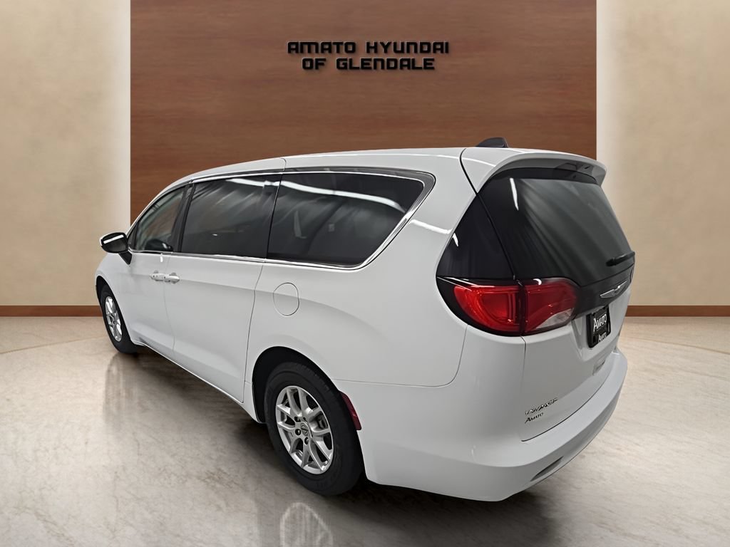 Used 2022 Chrysler Voyager LX FWD image 3
