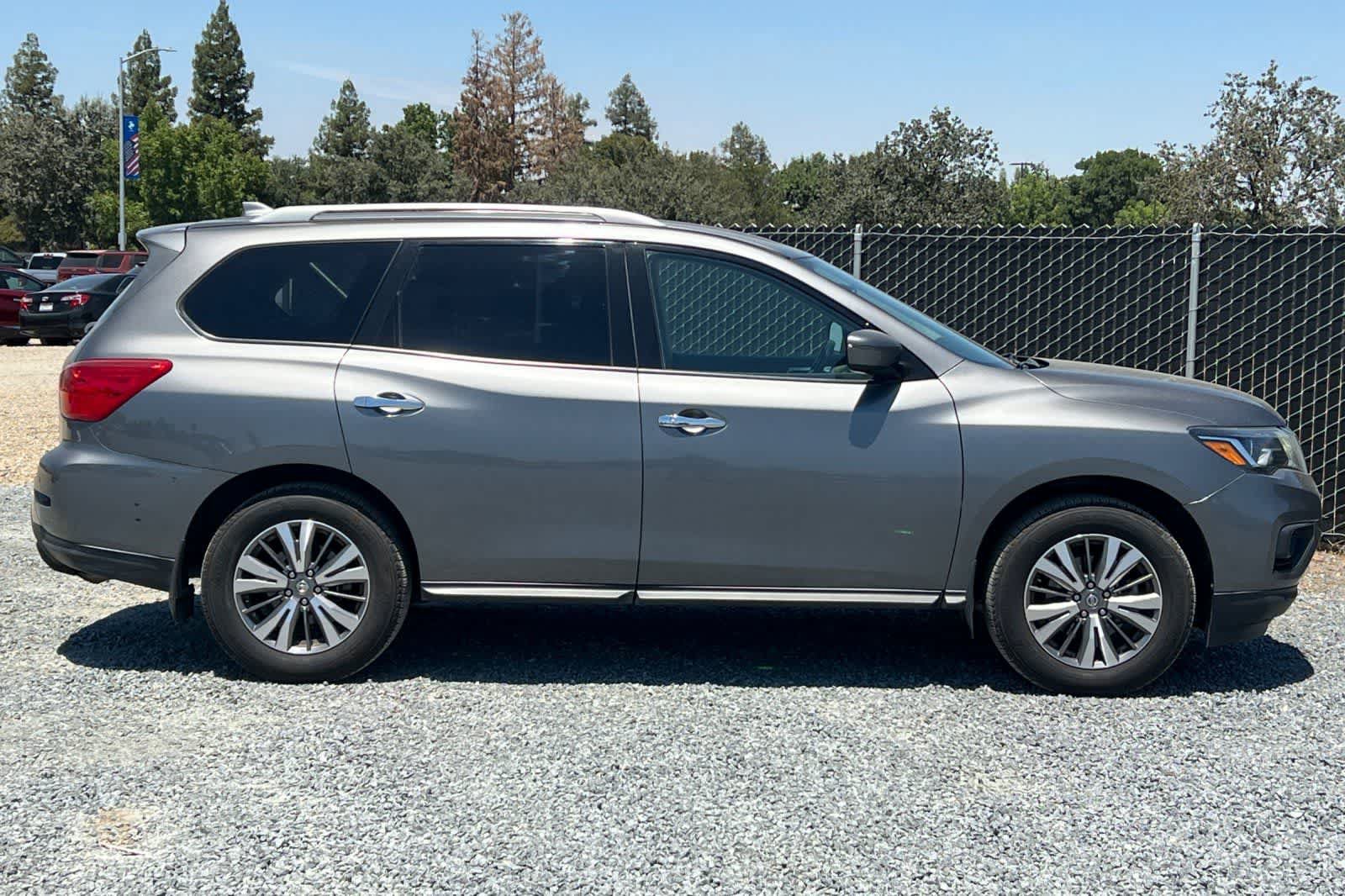 Used 2019 Nissan Pathfinder SV AWD/4WD image 9