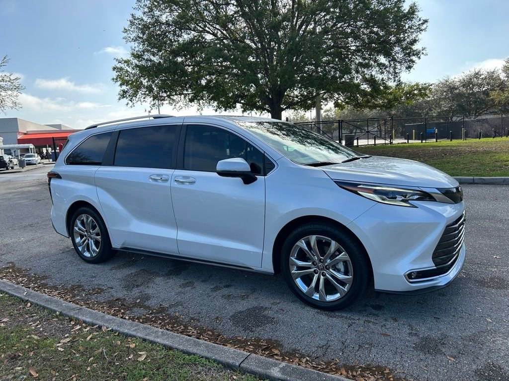 Used 2023 Toyota Sienna Platinum image 7